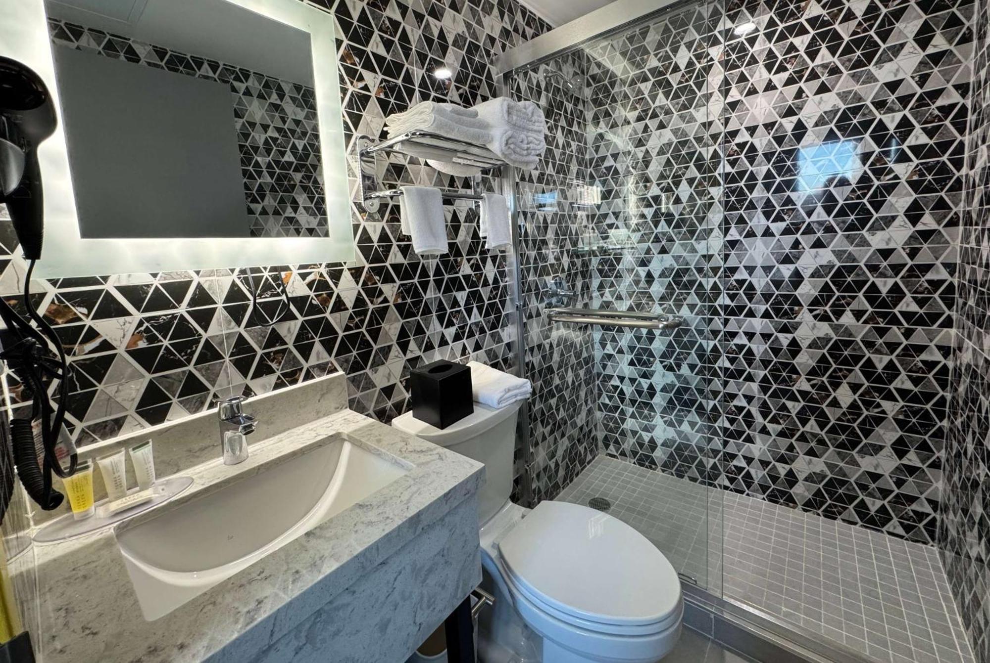 Days Inn By Wyndham New York Chinatown Экстерьер фото
